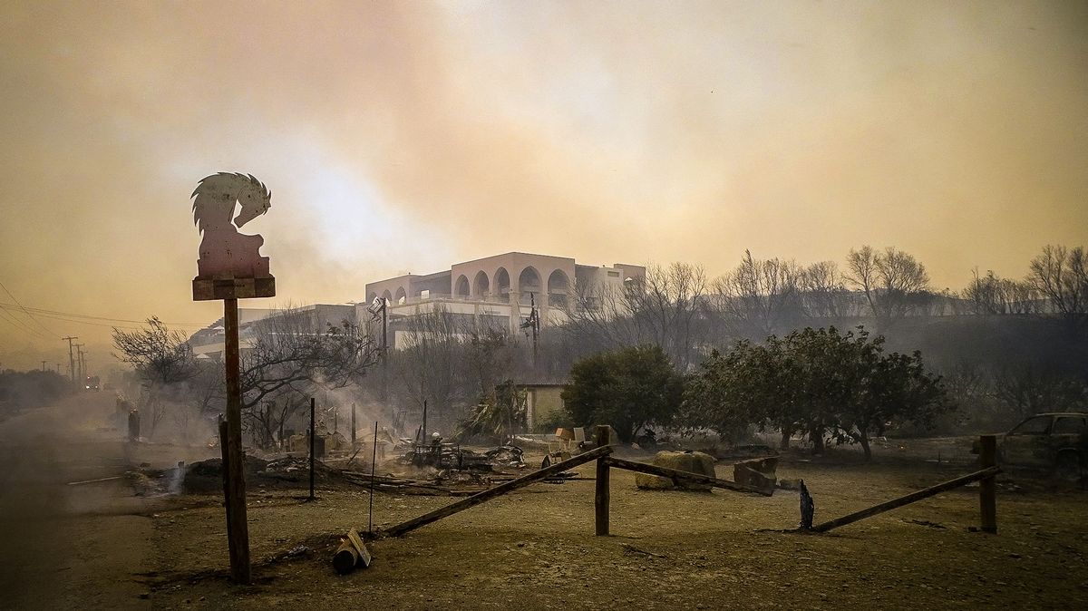 Řekům by v boji s požáry mělo pomoci počasí